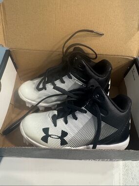 Under Armour Kids Black and White Lace-Up cleats / sneakers